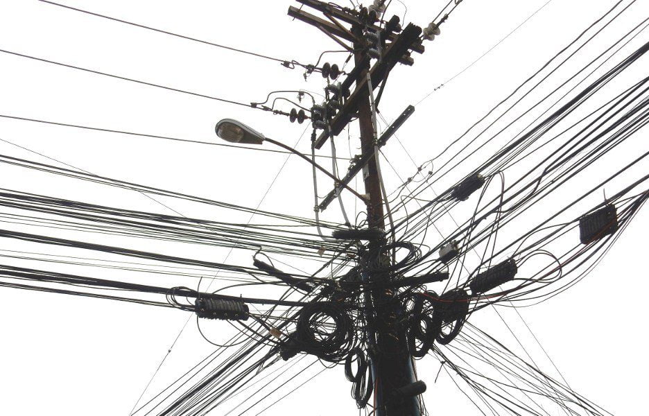 Entidades de telecom alertam Aneel sobre riscos econômicos em minuta de compartilhamento de postes