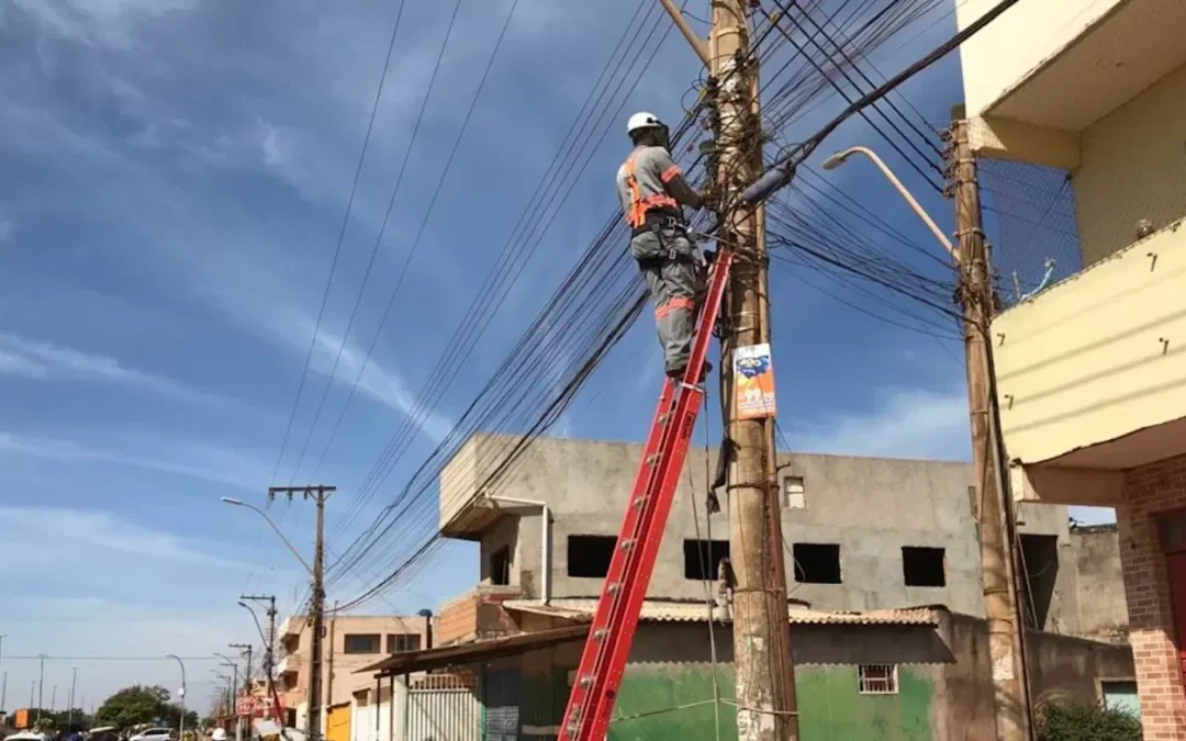 Especialistas apontam pilares para nova regulação de postes