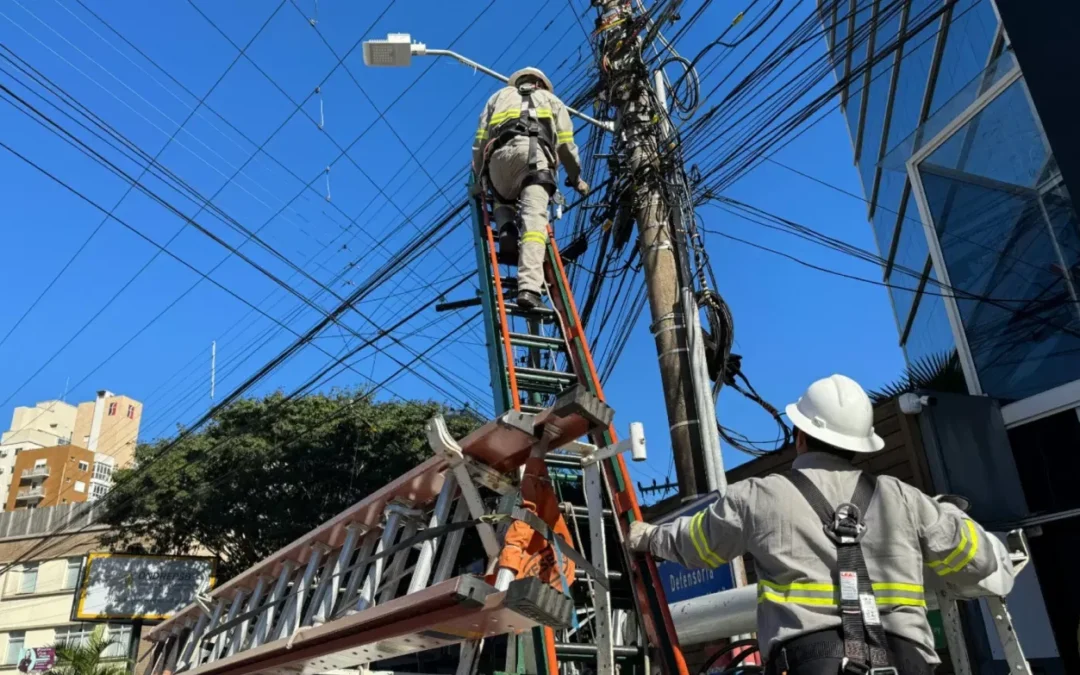 Celesc e operadoras retiram 150 toneladas de cabos irregulares em SC