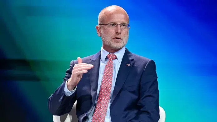 Presidente da FCC critica Amazon por atraso no lançamento de satélites