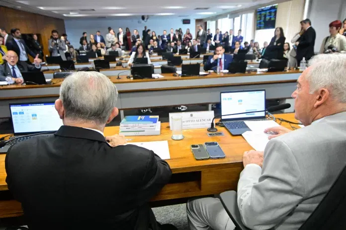 CCJ do Senado aprova novas regras para compartilhamento de postes