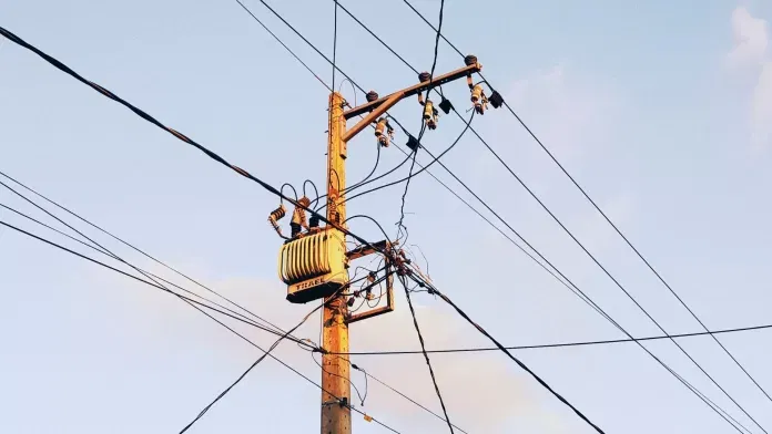 Entidades de telecom apoiam PL com regime transitório para postes